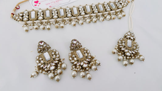 Tanuja Necklace Set